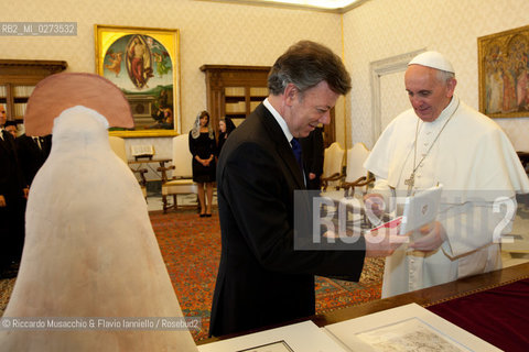 Città del Vaticano, Biblioteca 13 05 2013.Il Santo Padre Papa Francesco riceve in udienza, nel Palazzo Apostolico Vaticano, il Presidente della Repubblica della Colombia, il Signor Juan Manuel Santos Calderón. ©Riccardo Musacchio & Flavio Ianniello/Rosebud2
