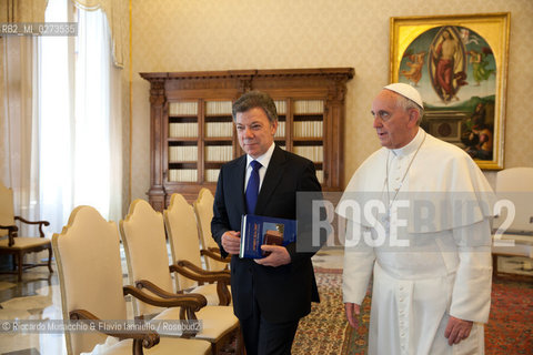 Città del Vaticano, Biblioteca 13 05 2013.Il Santo Padre Papa Francesco riceve in udienza, nel Palazzo Apostolico Vaticano, il Presidente della Repubblica della Colombia, il Signor Juan Manuel Santos Calderón. ©Riccardo Musacchio & Flavio Ianniello/Rosebud2