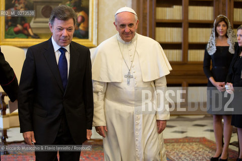 Città del Vaticano, Biblioteca 13 05 2013.Il Santo Padre Papa Francesco riceve in udienza, nel Palazzo Apostolico Vaticano, il Presidente della Repubblica della Colombia, il Signor Juan Manuel Santos Calderón. ©Riccardo Musacchio & Flavio Ianniello/Rosebud2