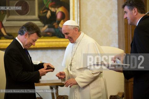 Città del Vaticano, Biblioteca 13 05 2013.Il Santo Padre Papa Francesco riceve in udienza, nel Palazzo Apostolico Vaticano, il Presidente della Repubblica della Colombia, il Signor Juan Manuel Santos Calderón. ©Riccardo Musacchio & Flavio Ianniello/Rosebud2