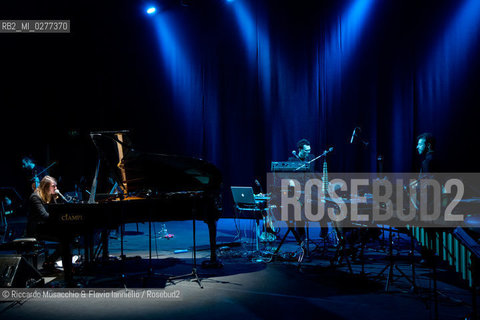 Roma, Auditorium Parco della Musica 08 03 2013.La voce, Carlot-ta & the Sleeping Owls - feat. Tetraktis.Carlot-ta voce, pianoforte, loop station, chitarra.Jacopo Ciani violino, sega ad arco.Caterina Gabriele violoncello.Christopher Ghidoni voce, synths, chitarra, laptop, basso elettrico.Leonardo Ramadori, Gianni Maestrucci vibrafono, marimba, glockenspiel, percussioni.feat. Tetraktis percussioni. ©Riccardo Musacchio & Flavio Ianniello/Rosebud2