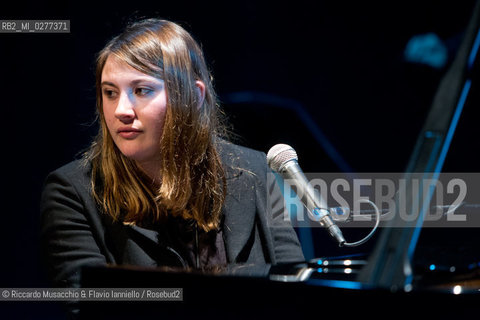 Roma, Auditorium Parco della Musica 08 03 2013.La voce, Carlot-ta & the Sleeping Owls - feat. Tetraktis.Carlot-ta voce, pianoforte, loop station, chitarra.Jacopo Ciani violino, sega ad arco.Caterina Gabriele violoncello.Christopher Ghidoni voce, synths, chitarra, laptop, basso elettrico.Leonardo Ramadori, Gianni Maestrucci vibrafono, marimba, glockenspiel, percussioni.feat. Tetraktis percussioni. ©Riccardo Musacchio & Flavio Ianniello/Rosebud2
