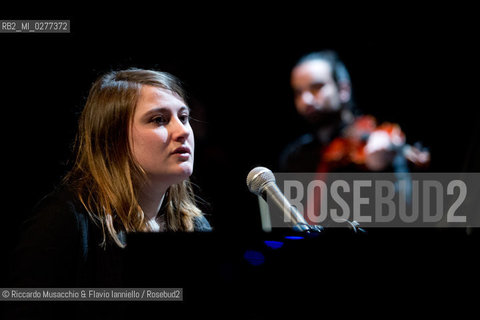 Roma, Auditorium Parco della Musica 08 03 2013.La voce, Carlot-ta & the Sleeping Owls - feat. Tetraktis.Carlot-ta voce, pianoforte, loop station, chitarra.Jacopo Ciani violino, sega ad arco.Caterina Gabriele violoncello.Christopher Ghidoni voce, synths, chitarra, laptop, basso elettrico.Leonardo Ramadori, Gianni Maestrucci vibrafono, marimba, glockenspiel, percussioni.feat. Tetraktis percussioni. ©Riccardo Musacchio & Flavio Ianniello/Rosebud2