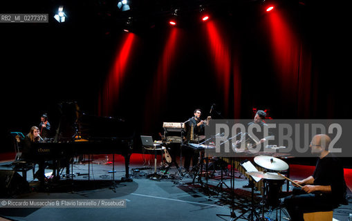 Roma, Auditorium Parco della Musica 08 03 2013.La voce, Carlot-ta & the Sleeping Owls - feat. Tetraktis.Carlot-ta voce, pianoforte, loop station, chitarra.Jacopo Ciani violino, sega ad arco.Caterina Gabriele violoncello.Christopher Ghidoni voce, synths, chitarra, laptop, basso elettrico.Leonardo Ramadori, Gianni Maestrucci vibrafono, marimba, glockenspiel, percussioni.feat. Tetraktis percussioni. ©Riccardo Musacchio & Flavio Ianniello/Rosebud2