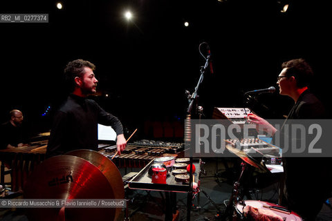 Roma, Auditorium Parco della Musica 08 03 2013.La voce, Carlot-ta & the Sleeping Owls - feat. Tetraktis.Carlot-ta voce, pianoforte, loop station, chitarra.Jacopo Ciani violino, sega ad arco.Caterina Gabriele violoncello.Christopher Ghidoni voce, synths, chitarra, laptop, basso elettrico.Leonardo Ramadori, Gianni Maestrucci vibrafono, marimba, glockenspiel, percussioni.feat. Tetraktis percussioni. ©Riccardo Musacchio & Flavio Ianniello/Rosebud2