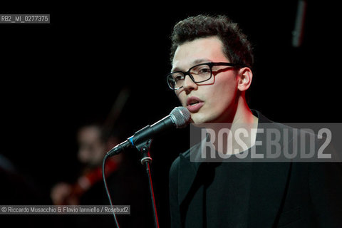 Roma, Auditorium Parco della Musica 08 03 2013.La voce, Carlot-ta & the Sleeping Owls - feat. Tetraktis.Carlot-ta voce, pianoforte, loop station, chitarra.Jacopo Ciani violino, sega ad arco.Caterina Gabriele violoncello.Christopher Ghidoni voce, synths, chitarra, laptop, basso elettrico.Leonardo Ramadori, Gianni Maestrucci vibrafono, marimba, glockenspiel, percussioni.feat. Tetraktis percussioni. ©Riccardo Musacchio & Flavio Ianniello/Rosebud2