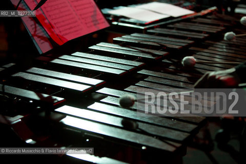 Roma, Auditorium Parco della Musica 08 03 2013.La voce, Carlot-ta & the Sleeping Owls - feat. Tetraktis.Carlot-ta voce, pianoforte, loop station, chitarra.Jacopo Ciani violino, sega ad arco.Caterina Gabriele violoncello.Christopher Ghidoni voce, synths, chitarra, laptop, basso elettrico.Leonardo Ramadori, Gianni Maestrucci vibrafono, marimba, glockenspiel, percussioni.feat. Tetraktis percussioni. ©Riccardo Musacchio & Flavio Ianniello/Rosebud2