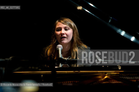 Roma, Auditorium Parco della Musica 08 03 2013.La voce, Carlot-ta & the Sleeping Owls - feat. Tetraktis.Carlot-ta voce, pianoforte, loop station, chitarra.Jacopo Ciani violino, sega ad arco.Caterina Gabriele violoncello.Christopher Ghidoni voce, synths, chitarra, laptop, basso elettrico.Leonardo Ramadori, Gianni Maestrucci vibrafono, marimba, glockenspiel, percussioni.feat. Tetraktis percussioni. ©Riccardo Musacchio & Flavio Ianniello/Rosebud2