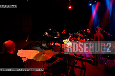 Roma, Auditorium Parco della Musica 08 03 2013.La voce, Carlot-ta & the Sleeping Owls - feat. Tetraktis.Carlot-ta voce, pianoforte, loop station, chitarra.Jacopo Ciani violino, sega ad arco.Caterina Gabriele violoncello.Christopher Ghidoni voce, synths, chitarra, laptop, basso elettrico.Leonardo Ramadori, Gianni Maestrucci vibrafono, marimba, glockenspiel, percussioni.feat. Tetraktis percussioni. ©Riccardo Musacchio & Flavio Ianniello/Rosebud2