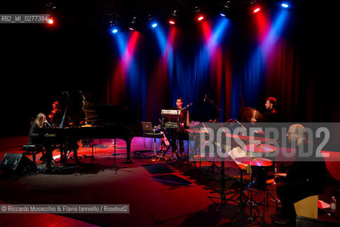 Roma, Auditorium Parco della Musica 08 03 2013.La voce, Carlot-ta & the Sleeping Owls - feat. Tetraktis.Carlot-ta voce, pianoforte, loop station, chitarra.Jacopo Ciani violino, sega ad arco.Caterina Gabriele violoncello.Christopher Ghidoni voce, synths, chitarra, laptop, basso elettrico.Leonardo Ramadori, Gianni Maestrucci vibrafono, marimba, glockenspiel, percussioni.feat. Tetraktis percussioni. ©Riccardo Musacchio & Flavio Ianniello/Rosebud2