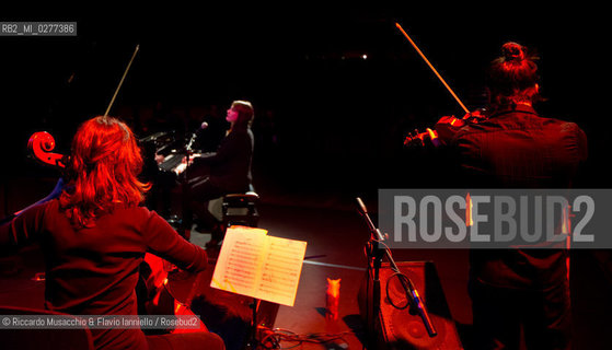 Roma, Auditorium Parco della Musica 08 03 2013.La voce, Carlot-ta & the Sleeping Owls - feat. Tetraktis.Carlot-ta voce, pianoforte, loop station, chitarra.Jacopo Ciani violino, sega ad arco.Caterina Gabriele violoncello.Christopher Ghidoni voce, synths, chitarra, laptop, basso elettrico.Leonardo Ramadori, Gianni Maestrucci vibrafono, marimba, glockenspiel, percussioni.feat. Tetraktis percussioni. ©Riccardo Musacchio & Flavio Ianniello/Rosebud2