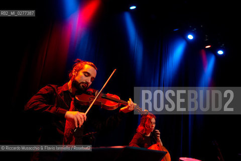 Roma, Auditorium Parco della Musica 08 03 2013.La voce, Carlot-ta & the Sleeping Owls - feat. Tetraktis.Carlot-ta voce, pianoforte, loop station, chitarra.Jacopo Ciani violino, sega ad arco.Caterina Gabriele violoncello.Christopher Ghidoni voce, synths, chitarra, laptop, basso elettrico.Leonardo Ramadori, Gianni Maestrucci vibrafono, marimba, glockenspiel, percussioni.feat. Tetraktis percussioni. ©Riccardo Musacchio & Flavio Ianniello/Rosebud2