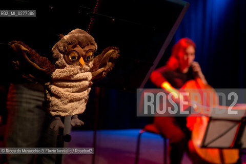 Roma, Auditorium Parco della Musica 08 03 2013.La voce, Carlot-ta & the Sleeping Owls - feat. Tetraktis.Carlot-ta voce, pianoforte, loop station, chitarra.Jacopo Ciani violino, sega ad arco.Caterina Gabriele violoncello.Christopher Ghidoni voce, synths, chitarra, laptop, basso elettrico.Leonardo Ramadori, Gianni Maestrucci vibrafono, marimba, glockenspiel, percussioni.feat. Tetraktis percussioni. ©Riccardo Musacchio & Flavio Ianniello/Rosebud2