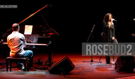 Roma, Auditorium Parco della Musica 26 03 2013.La voce, Susanna Stivali “Piani DiVersi” .Susanna Stivali voce.Salvatore Bonafede, Ramberto Ciammarughi, Alessandro Gwis, Pietro Lussu, Luca Mannutza pianoforte. ©Riccardo Musacchio & Flavio Ianniello/Rosebud2