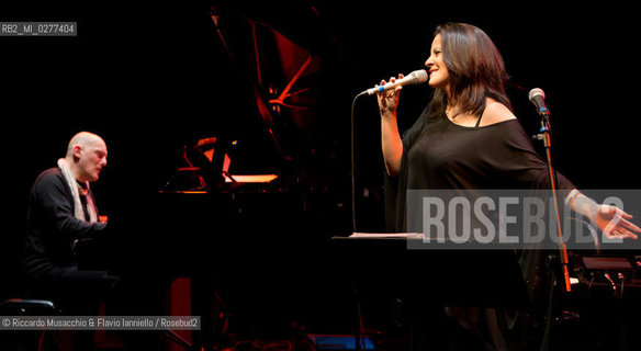 Roma, Auditorium Parco della Musica 26 03 2013.La voce, Susanna Stivali “Piani DiVersi” .Susanna Stivali voce.Salvatore Bonafede, Ramberto Ciammarughi, Alessandro Gwis, Pietro Lussu, Luca Mannutza pianoforte. ©Riccardo Musacchio & Flavio Ianniello/Rosebud2