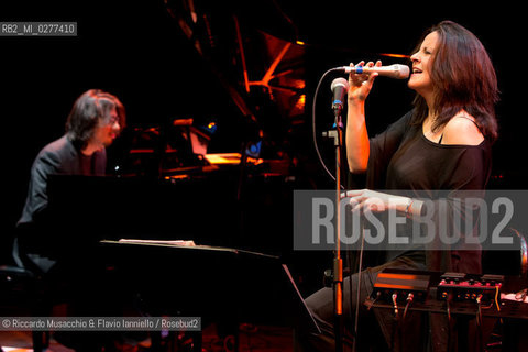 Roma, Auditorium Parco della Musica 26 03 2013.La voce, Susanna Stivali “Piani DiVersi” .Susanna Stivali voce.Salvatore Bonafede, Ramberto Ciammarughi, Alessandro Gwis, Pietro Lussu, Luca Mannutza pianoforte. ©Riccardo Musacchio & Flavio Ianniello/Rosebud2