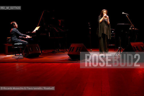 Roma, Auditorium Parco della Musica 26 03 2013.La voce, Susanna Stivali “Piani DiVersi” .Susanna Stivali voce.Salvatore Bonafede, Ramberto Ciammarughi, Alessandro Gwis, Pietro Lussu, Luca Mannutza pianoforte. ©Riccardo Musacchio & Flavio Ianniello/Rosebud2