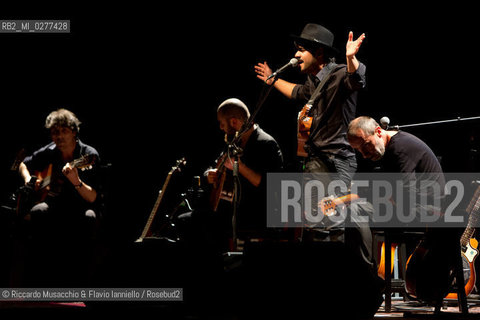 Roma, Auditorium Parco della Musica 24 03 2013.Alessandro Mannarino Corde: concerto per sole chitarre, con.Fausto Mesolella chitarra.Tony Canto chitarra.Alessandro Chimienti chitarra. ©Riccardo Musacchio & Flavio Ianniello/Rosebud2