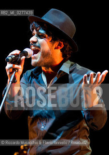 Roma, Auditorium Parco della Musica 24 03 2013.Alessandro Mannarino Corde: concerto per sole chitarre, con.Fausto Mesolella chitarra.Tony Canto chitarra.Alessandro Chimienti chitarra. ©Riccardo Musacchio & Flavio Ianniello/Rosebud2
