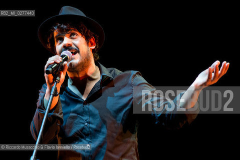 Roma, Auditorium Parco della Musica 24 03 2013.Alessandro Mannarino Corde: concerto per sole chitarre, con.Fausto Mesolella chitarra.Tony Canto chitarra.Alessandro Chimienti chitarra. ©Riccardo Musacchio & Flavio Ianniello/Rosebud2