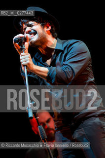 Roma, Auditorium Parco della Musica 24 03 2013.Alessandro Mannarino Corde: concerto per sole chitarre, con.Fausto Mesolella chitarra.Tony Canto chitarra.Alessandro Chimienti chitarra. ©Riccardo Musacchio & Flavio Ianniello/Rosebud2