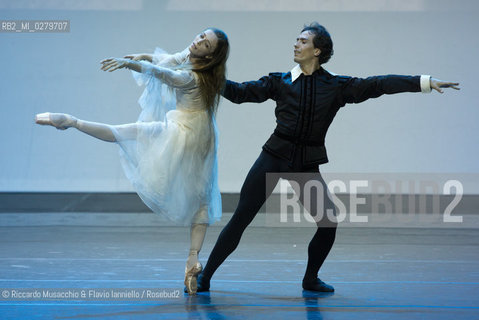 Roma, Auditorium Parco della Musica 28 07 2013.Tributo a Rudolf Nureyev Il mito e la passione .Gala Internazionale di danza..Nella foto: Silvia Azzoni e Oleksandr Ryabko (Hamburg Ballet). ©Riccardo Musacchio & Flavio Ianniello/Rosebud2