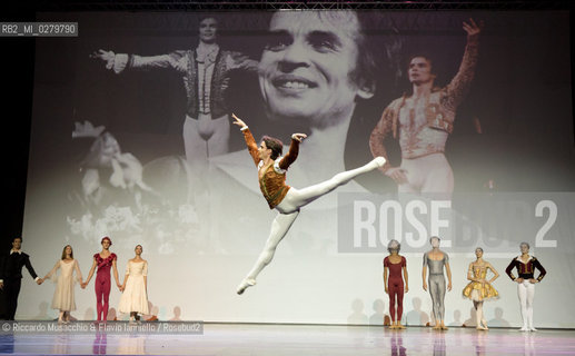 Roma, Auditorium Parco della Musica 28 07 2013.Tributo a Rudolf Nureyev Il mito e la passione .Gala Internazionale di danza..Nella foto: Defilè finale con tutti gli artisti. ©Riccardo Musacchio & Flavio Ianniello/Rosebud2