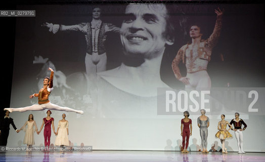Roma, Auditorium Parco della Musica 28 07 2013.Tributo a Rudolf Nureyev Il mito e la passione .Gala Internazionale di danza..Nella foto: Defilè finale con tutti gli artisti. ©Riccardo Musacchio & Flavio Ianniello/Rosebud2