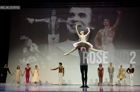 Roma, Auditorium Parco della Musica 28 07 2013.Tributo a Rudolf Nureyev Il mito e la passione .Gala Internazionale di danza..Nella foto: Defilè finale con tutti gli artisti. ©Riccardo Musacchio & Flavio Ianniello/Rosebud2