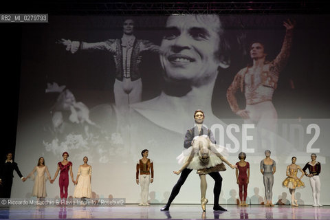Roma, Auditorium Parco della Musica 28 07 2013.Tributo a Rudolf Nureyev Il mito e la passione .Gala Internazionale di danza..Nella foto: Defilè finale con tutti gli artisti. ©Riccardo Musacchio & Flavio Ianniello/Rosebud2