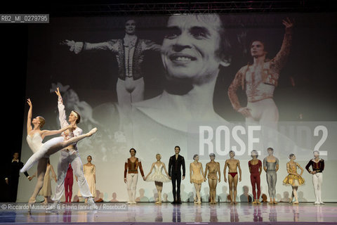 Roma, Auditorium Parco della Musica 28 07 2013.Tributo a Rudolf Nureyev Il mito e la passione .Gala Internazionale di danza..Nella foto: Defilè finale con tutti gli artisti. ©Riccardo Musacchio & Flavio Ianniello/Rosebud2