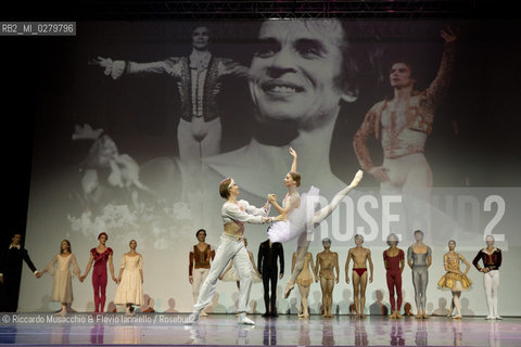 Roma, Auditorium Parco della Musica 28 07 2013.Tributo a Rudolf Nureyev Il mito e la passione .Gala Internazionale di danza..Nella foto: Defilè finale con tutti gli artisti. ©Riccardo Musacchio & Flavio Ianniello/Rosebud2