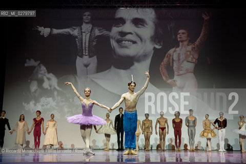 Roma, Auditorium Parco della Musica 28 07 2013.Tributo a Rudolf Nureyev Il mito e la passione .Gala Internazionale di danza..Nella foto: Defilè finale con tutti gli artisti. ©Riccardo Musacchio & Flavio Ianniello/Rosebud2