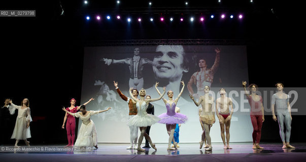 Roma, Auditorium Parco della Musica 28 07 2013.Tributo a Rudolf Nureyev Il mito e la passione .Gala Internazionale di danza..Nella foto: Defilè finale con tutti gli artisti. ©Riccardo Musacchio & Flavio Ianniello/Rosebud2