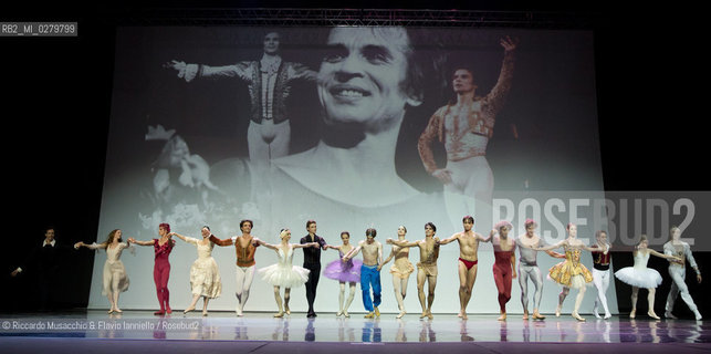 Roma, Auditorium Parco della Musica 28 07 2013.Tributo a Rudolf Nureyev Il mito e la passione .Gala Internazionale di danza..Nella foto: Defilè finale con tutti gli artisti. ©Riccardo Musacchio & Flavio Ianniello/Rosebud2