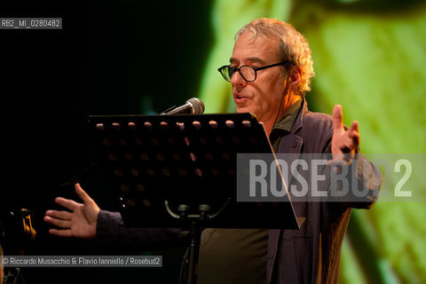 Roma, Auditorium Parco della Musica 18 04 2013.Patti Smith My Festival .David Riondino Pinocchio di sabbia .voce recitante David Riondino  .disegni e animazioni su sabbia Massimo Ottoni  .musiche Matteo Scaioli . ©Riccardo Musacchio & Flavio Ianniello/Rosebud2