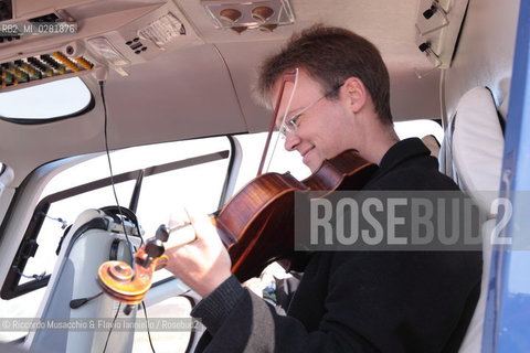 Fiano Romano (RM), Eliporto 17 01 2009.LUniverso Festival delle Scienze 2009.Prove di Helicopter Quartet con quartetto arditti, quattro elicotteri in volo, Alvise Vidolin regia del suono.  ©Riccardo Musacchio & Flavio Ianniello/Rosebud2