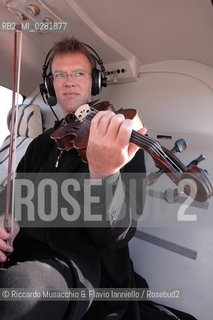 Fiano Romano (RM), Eliporto 17 01 2009.LUniverso Festival delle Scienze 2009.Prove di Helicopter Quartet con quartetto arditti, quattro elicotteri in volo, Alvise Vidolin regia del suono.  ©Riccardo Musacchio & Flavio Ianniello/Rosebud2