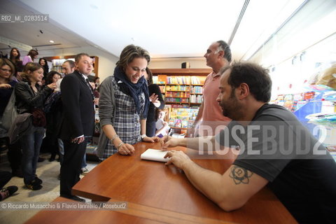 Roma, Auditorium Parco della Musica 26 03 2010.Libri Come festa del libro e della lettura.Nella foto: Fabio Volo firma autografi nel bookshop.. ©Riccardo Musacchio & Flavio Ianniello/Rosebud2