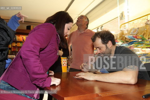 Roma, Auditorium Parco della Musica 26 03 2010.Libri Come festa del libro e della lettura.Nella foto: Fabio Volo firma autografi nel bookshop.. ©Riccardo Musacchio & Flavio Ianniello/Rosebud2