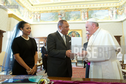 Città del Vaticano, Palazzo Apostolico 18 11 2013. Papa Francesco riceve in visita privata il Primo Ministro delle Bahamas Perry Gladstone Christie. .nella foto: il Santo Padre con il Primo Ministro e la moglie Brenadette. ©Riccardo Musacchio & Flavio Ianniello/Rosebud2