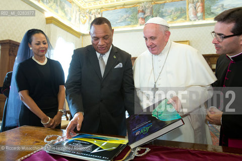Città del Vaticano, Palazzo Apostolico 18 11 2013. Papa Francesco riceve in visita privata il Primo Ministro delle Bahamas Perry Gladstone Christie. .nella foto: il Santo Padre con il Primo Ministro e la moglie Brenadette. ©Riccardo Musacchio & Flavio Ianniello/Rosebud2