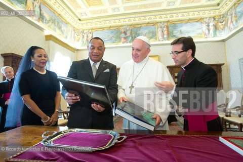 Città del Vaticano, Palazzo Apostolico 18 11 2013. Papa Francesco riceve in visita privata il Primo Ministro delle Bahamas Perry Gladstone Christie. .nella foto: il Santo Padre con il Primo Ministro e la moglie Brenadette. ©Riccardo Musacchio & Flavio Ianniello/Rosebud2