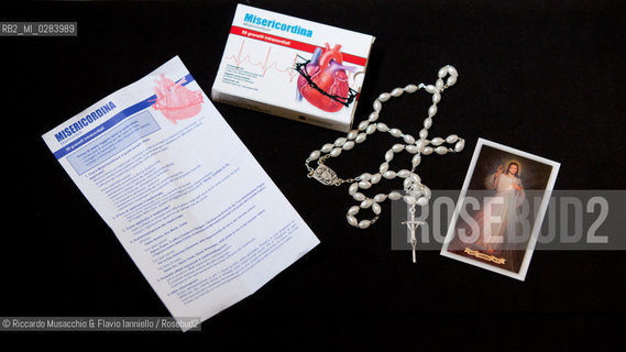 Città del Vaticano, 18 11 2013. .Nella foto: Una Confezione di Misericordina il rosario con limmagine della Divina Misericordia presentata da Papa Francesco durante lAngelus di Domenica 17 11 2013 e distribuita in piazza ai fedeli presenti. ©Riccardo Musacchio & Flavio Ianniello/Rosebud2