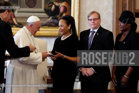 Città del Vaticano, Palazzo Apostolico 18 11 2013. Papa Francesco riceve in visita privata il Primo Ministro delle Bahamas Perry Gladstone Christie. .nella foto: il Santo Padre con il Primo Ministro e la moglie Brenadette. ©Riccardo Musacchio & Flavio Ianniello/Rosebud2
