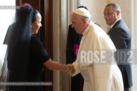 Città del Vaticano, Palazzo Apostolico 18 11 2013. Papa Francesco riceve in visita privata il Primo Ministro delle Bahamas Perry Gladstone Christie. .nella foto: il Santo Padre con il Primo Ministro e la moglie Brenadette. ©Riccardo Musacchio & Flavio Ianniello/Rosebud2