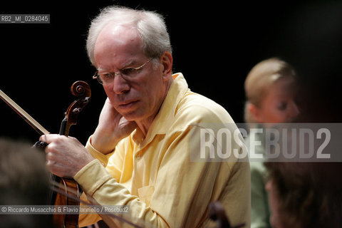 Apr 07 06 Rome, Auditorium Parco della Musica.The Conductor and Violinist Gidon Kremer.durin the reharsals. ©Riccardo Musacchio & Flavio Ianniello/Rosebud2