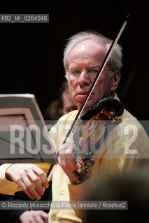 Apr 07 06 Rome, Auditorium Parco della Musica.The Conductor and Violinist Gidon Kremer.durin the reharsals. ©Riccardo Musacchio & Flavio Ianniello/Rosebud2