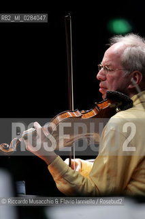 Apr 07 06 Rome, Auditorium Parco della Musica.The Conductor and Violinist Gidon Kremer.durin the reharsals. ©Riccardo Musacchio & Flavio Ianniello/Rosebud2