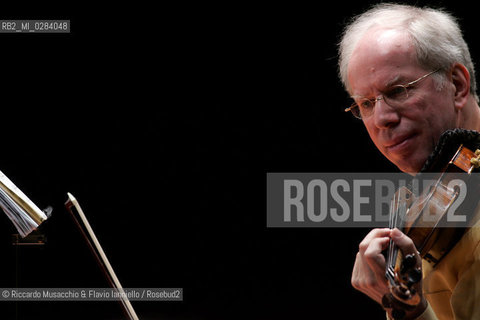 Apr 07 06 Rome, Auditorium Parco della Musica.The Conductor and Violinist Gidon Kremer.durin the reharsals. ©Riccardo Musacchio & Flavio Ianniello/Rosebud2